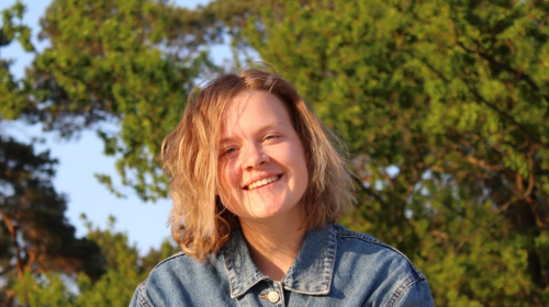 Student Femke van Poppering van de Associate degree Bedrijfskunde met het uitstroomprofiel Ondernemer draagt een spijkerjasje en poseert buiten