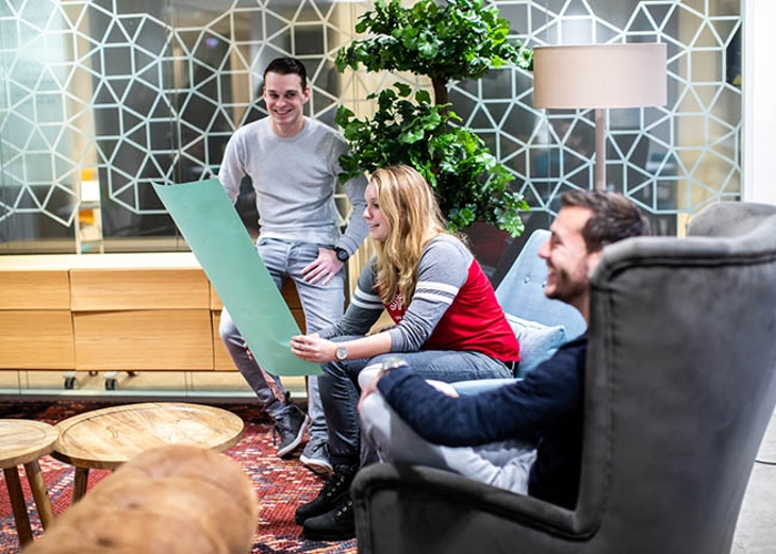 Studenten werken samen aan een opdracht van een bedrijf