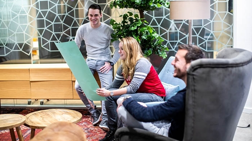 Studenten werken samen aan een opdracht van een bedrijf